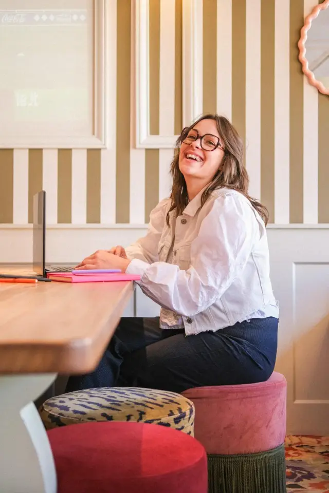 Sarah, fondatrice de l'agence Dani, à son bureau
